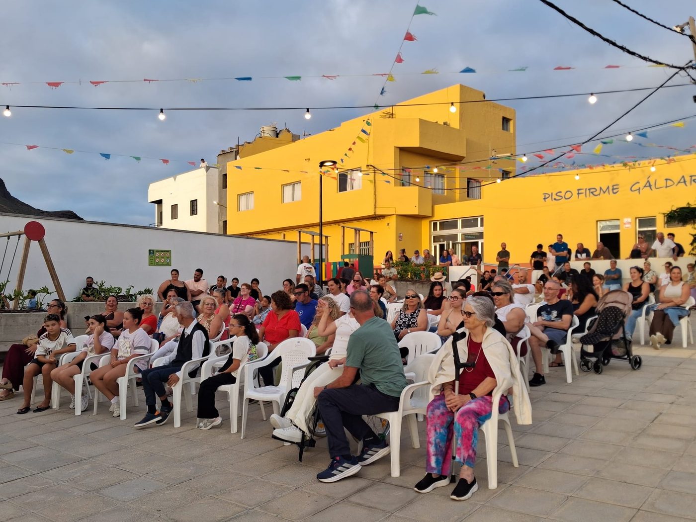 El público en la plaza de Piso Firme
