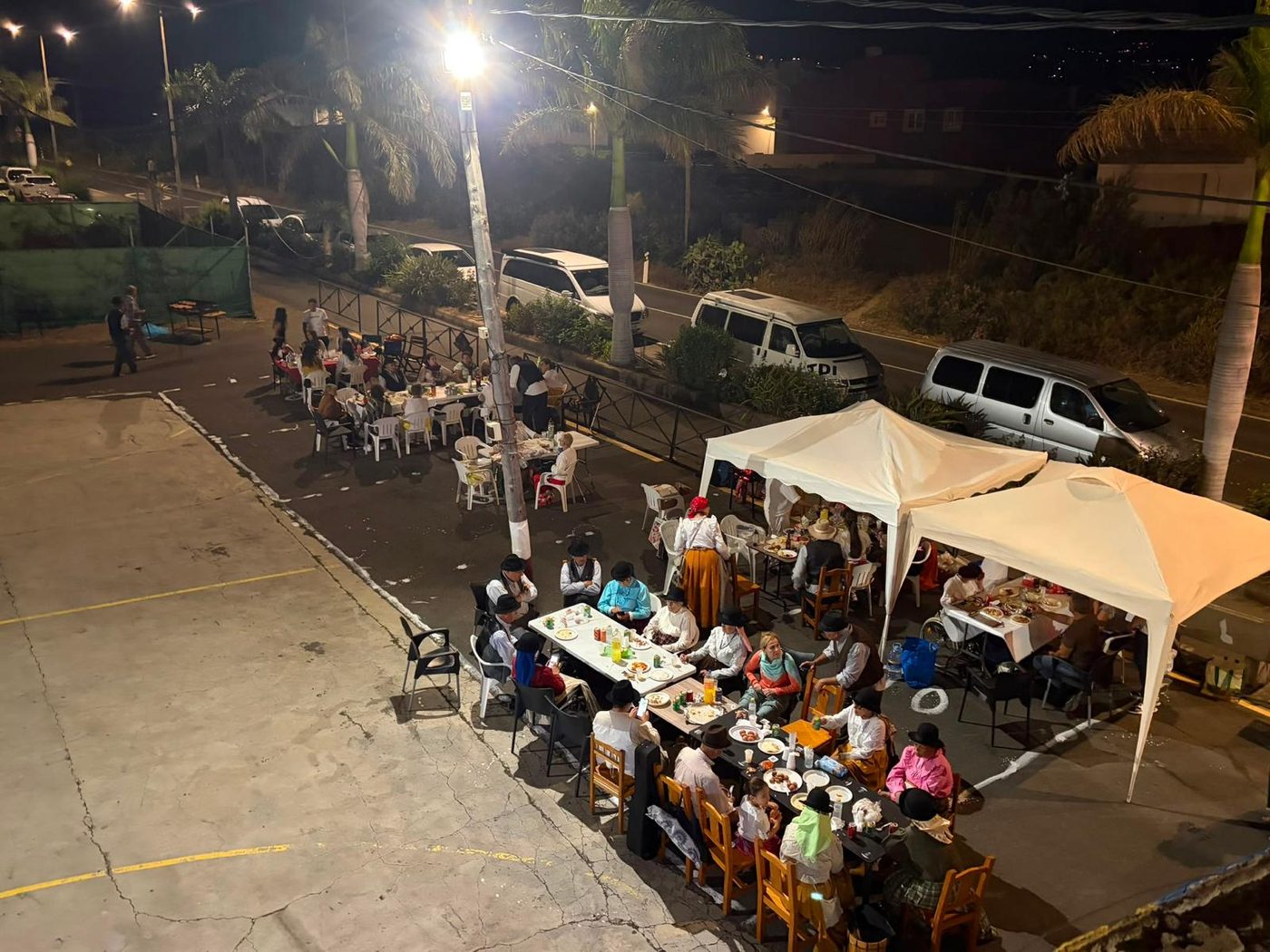 Vecinos con traje típico bajo las carpas