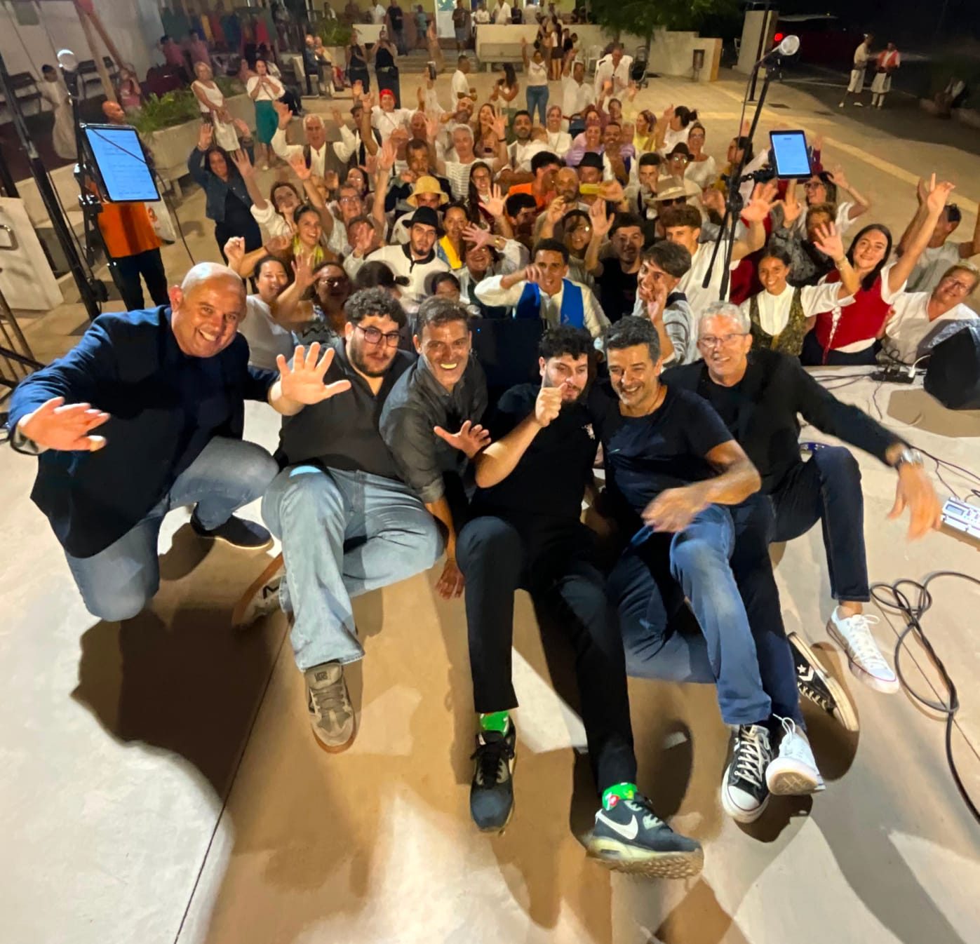 Los músicos de 5 Cobertura saludando junto al público