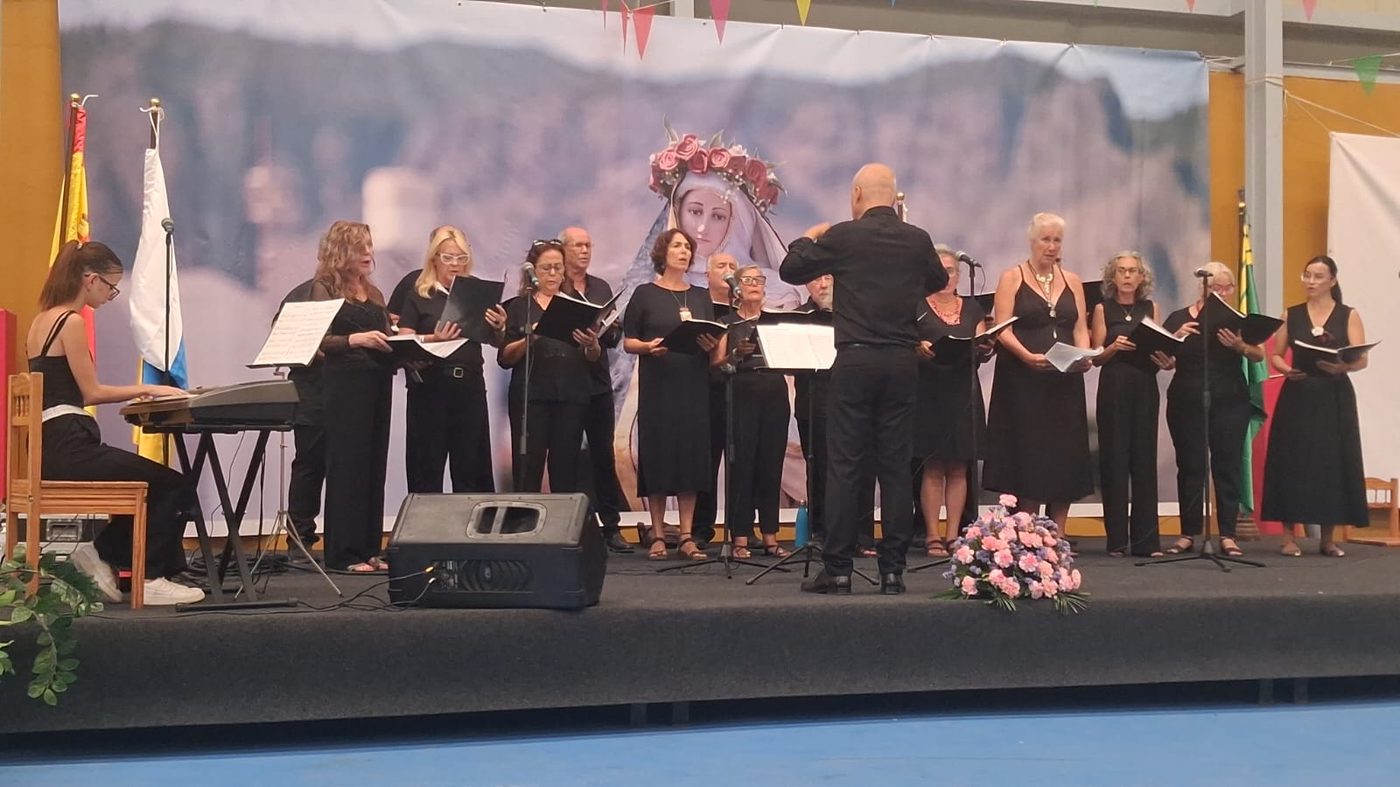 Actuación del Coro Lucy Cabrera