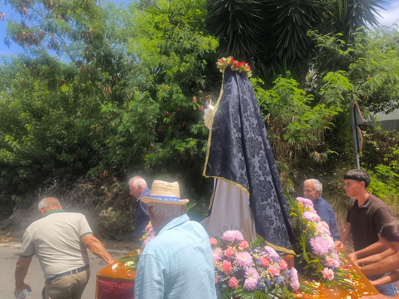 El trono de Santa Rosa con su manto y flores durante la procesión