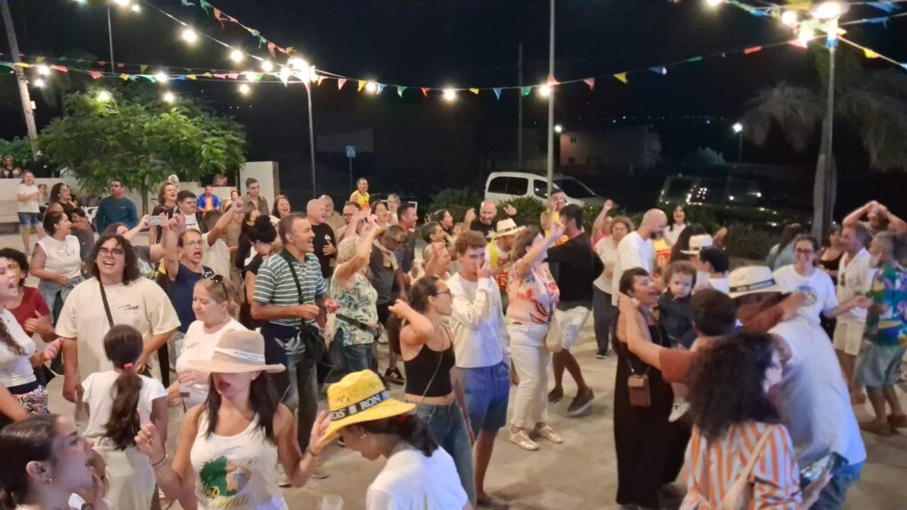 Vecinos bailando con el grupo Quechimba