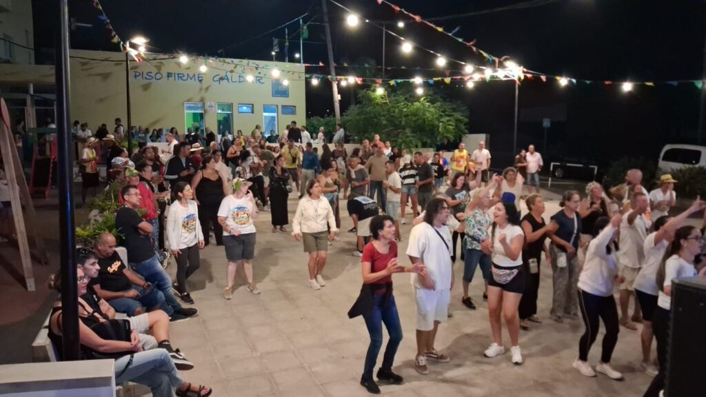 Vecinos bailando en la plaza durante la verbena con Son Aldea