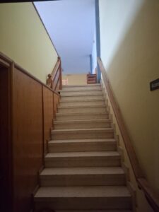 Escalera que sube a la planta primera del local social de la Asociación de Vecinos El Juncal